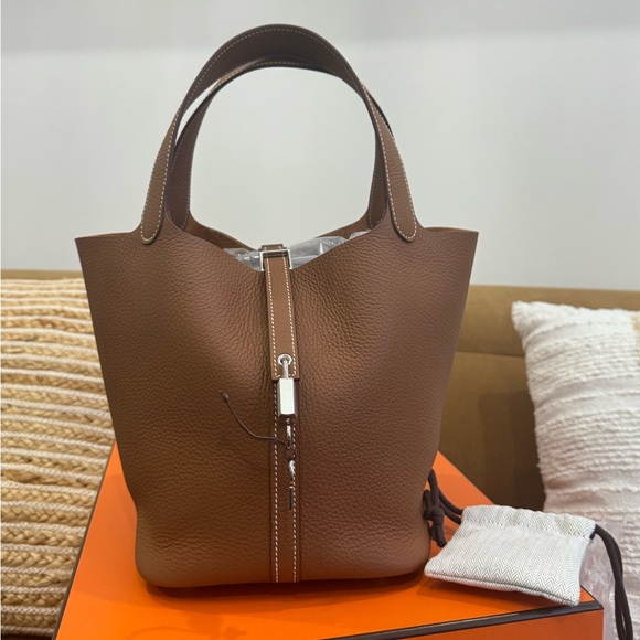 Picotin 22 brand new (gold/phw)
Full set with receipt Hermes’ (SOLD) - Picture 4 of 11